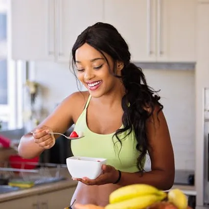 Imagem ilustrativa de Comunidades mais saudáveis e sustentáveis com uma pessoa comer comida saudável