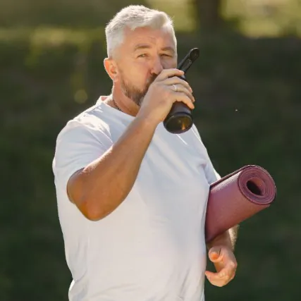 Imagem ilustrativa de uma pessoa a beber bebida após praticar desporto