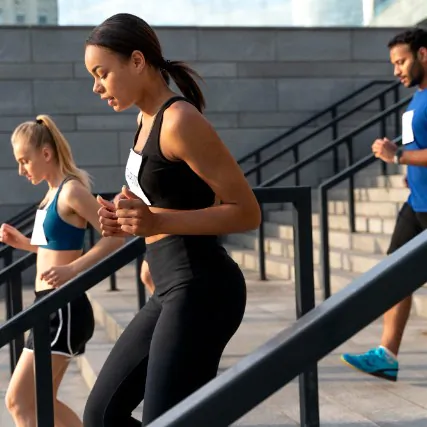 Imagem ilustrativa de 3 pessoas a praticar desporto a subir escadas